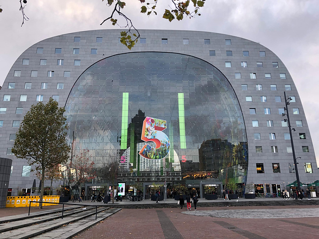 "鹿特丹标志性景点之一，世界上最豪华的菜市场Markthal，在开业当天荷兰王后也身穿一袭花裙前来剪彩_Markthal"的评论图片