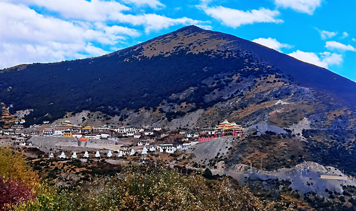 "著名的贡岭寺。其实到亚丁，有3个住宿点——稻城、香格里拉镇、亚丁村。窗外雾气笼罩中的雪山朦朦胧胧_亚丁村"的评论图片