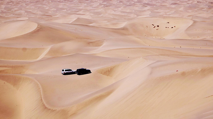 "但滑沙又不如过山车刺激，因为速度不像过山车这么快。沙漠因为人烟罕至，沙粒非常非常干净且柔软_塔克拉玛干沙漠"的评论图片