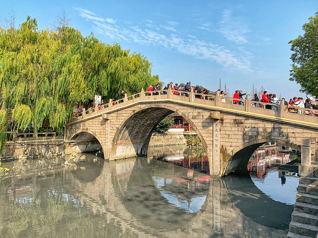 97 整条老街并不是很长,南北大街由蒲汇塘桥进行连接,道路有窄有宽