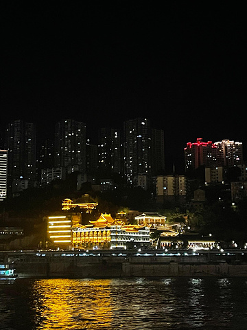 "记得去重庆一定一定要去坐船看夜景，要不我觉得都白去了。这是重庆新地标-来福士，这里是两江交汇处_朝天门码头"的评论图片