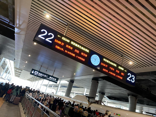 "从机场坐大巴去贵阳北站，无奈整个行程中最生气的地方就是在这里，买个火车票不断被工作上的事情打断..._贵阳北站"的评论图片