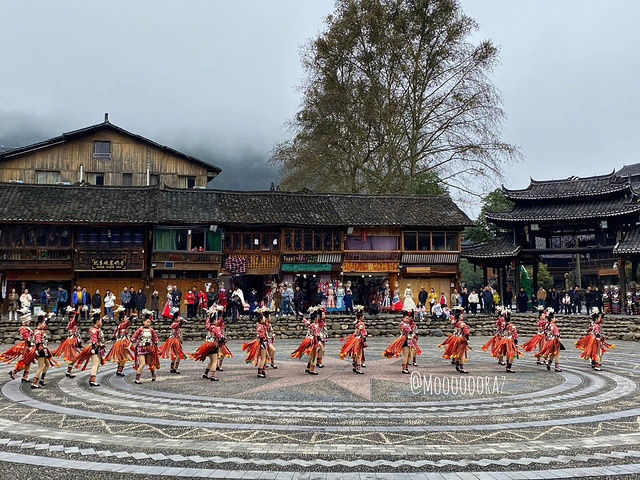 "其实想去加榜梯田来着，但是意外发现苗寨里就有个田园观光区。我最喜欢这个舞蹈，音乐好听！等待表演开始_西江千户苗寨"的评论图片