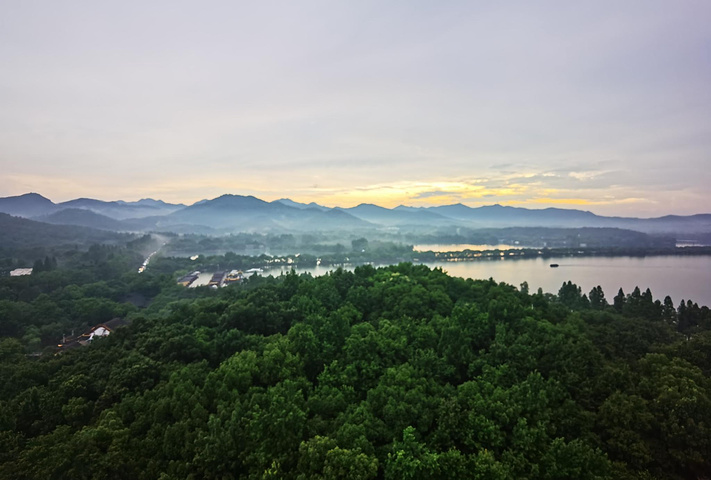 "朋友对塔前的电梯非常不屑，但是不喜欢爬楼梯的我很喜欢。雷峰塔本身已经坍塌，只留下了废墟一片_雷峰塔"的评论图片