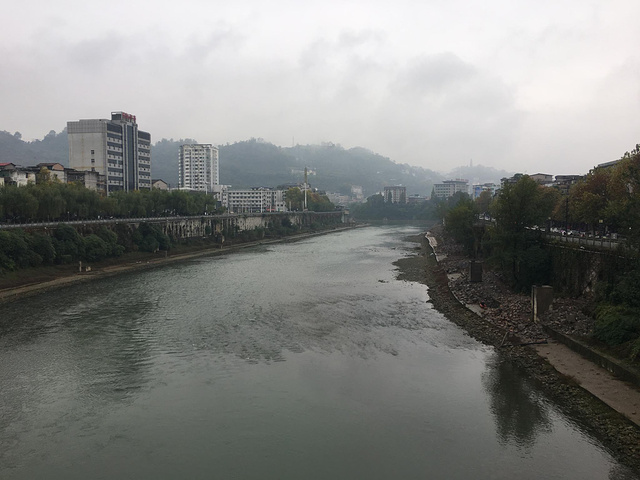 "是全国规模最大的土家族地区土司文化标志性工程，也是全国土家族吊脚楼中规模最大、风格最典型的仿古建筑群_恩施土司城"的评论图片