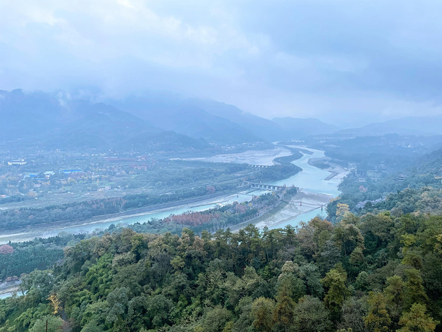 "...到都江堰景区，一定要登上玉垒阁，体验一下在最高的视角观赏都江堰的雄伟壮观，一定会有不一样的感觉_玉垒阁"的评论图片