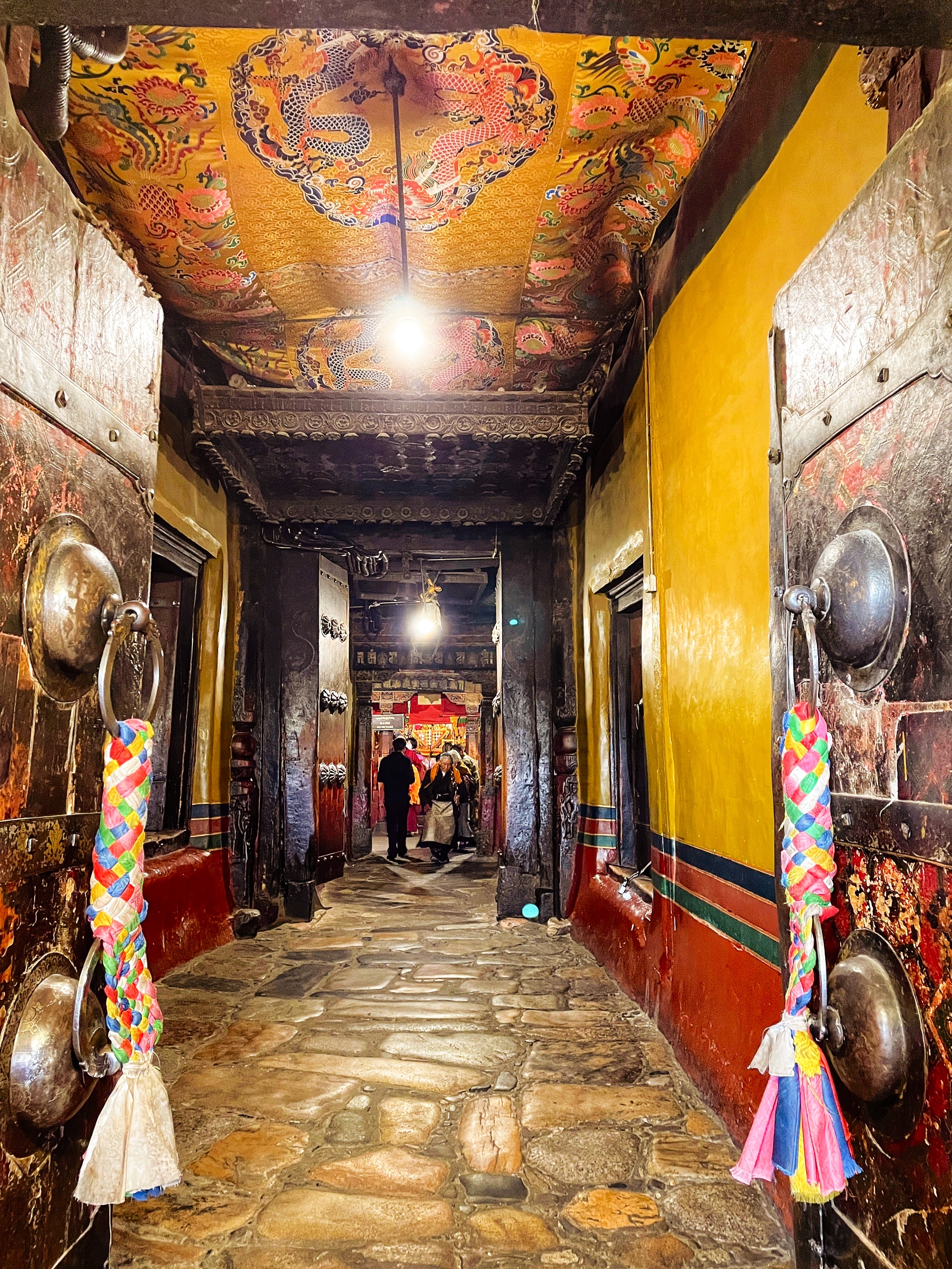 最初大昭寺称为惹萨藏语的意思是圣地这座千年古城也就因此而得名沿传
