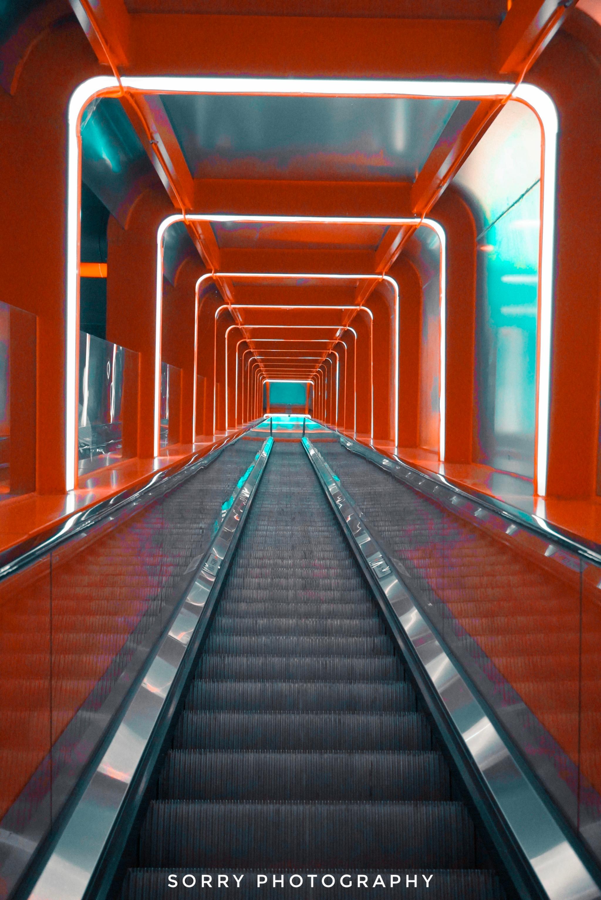 梯外, 重庆 还有一个超适合看夜景,颇具科技感的时光隧道扶梯——朝天