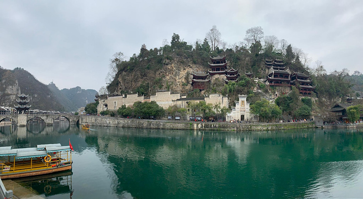 "住宿：最佳的观景美宿首推祝圣桥边的临河民宿，与舞阳河的碧波亲近之余，还能在晚上观赏璀璨的夜景_镇远古城"的评论图片