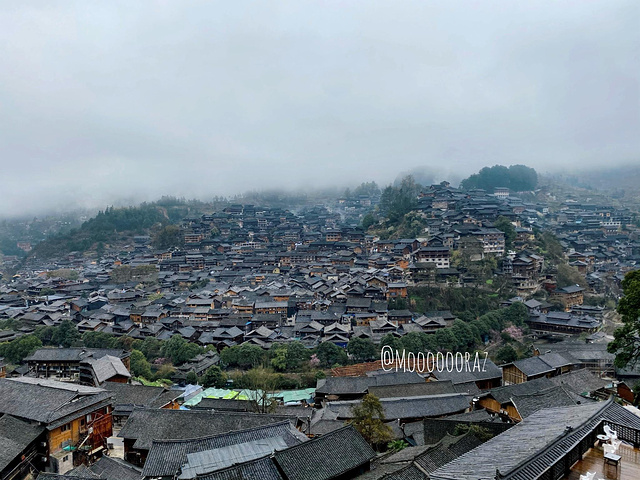 "其实想去加榜梯田来着，但是意外发现苗寨里就有个田园观光区。我最喜欢这个舞蹈，音乐好听！等待表演开始_西江千户苗寨"的评论图片