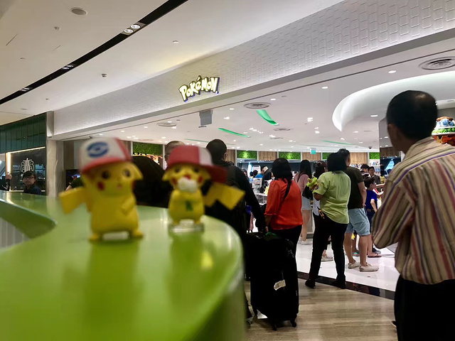 "在商场里，竟然官方开了家Pokemon Center，哈哈哈哈哈哈哈哈哈哈哈哈哈哈~好想再去啊_星耀樟宜"的评论图片