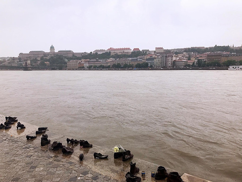 多瑙河畔鞋履雕塑旅游景点攻略图