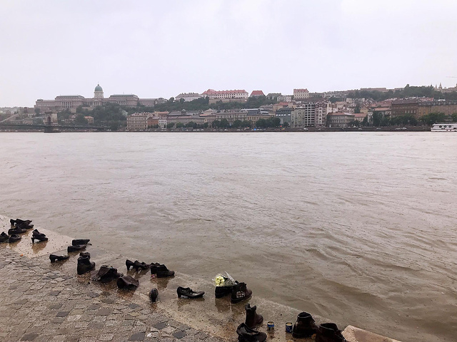 "参观完国会大厦，我们就沿着多瑙河畔一直往前走，因为还差多瑙河的鞋子还没找到_多瑙河畔鞋履雕塑"的评论图片