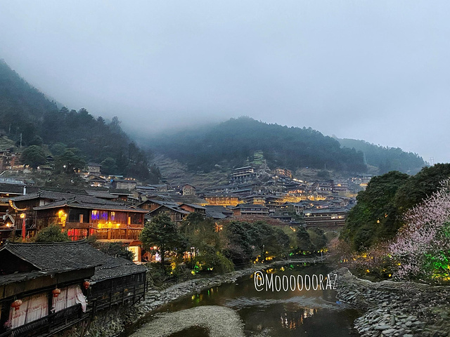 "晚上回到酒店，第一次看到万家灯火齐亮的场景，特别激动。房间视角哦，我住在顶层，视角最完美_西江千户苗寨"的评论图片