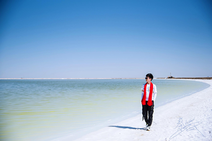 "这就是大西北，旷野之上，随处都是绝美风景，在这里，似乎所有的不快乐都没有能追赶上你的机会_察尔汗盐湖"的评论图片