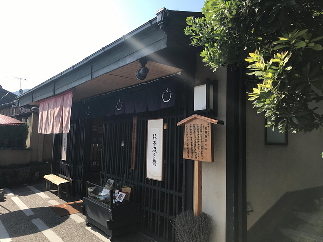 "岚山的范围其实很大，路牌上面的天龙寺和常寂光寺，景色都非常美，然而我们跟团的行程里不去。景区介绍_岚山嵯峨野观光小火车"的评论图片