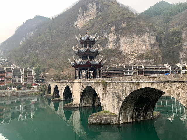 "住宿：最佳的观景美宿首推祝圣桥边的临河民宿，与舞阳河的碧波亲近之余，还能在晚上观赏璀璨的夜景_镇远古城"的评论图片