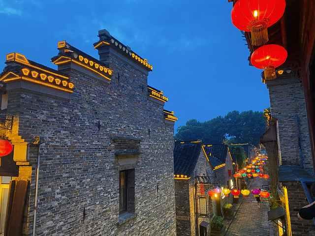 从扬州乘坐大巴车前往镇江,十分方便.这里有一片历史气息浓郁的老房子