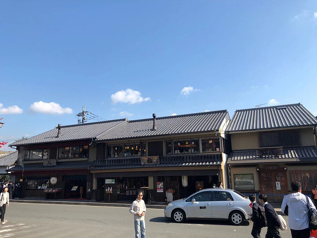 "岚山的范围其实很大，路牌上面的天龙寺和常寂光寺，景色都非常美，然而我们跟团的行程里不去。景区介绍_岚山嵯峨野观光小火车"的评论图片