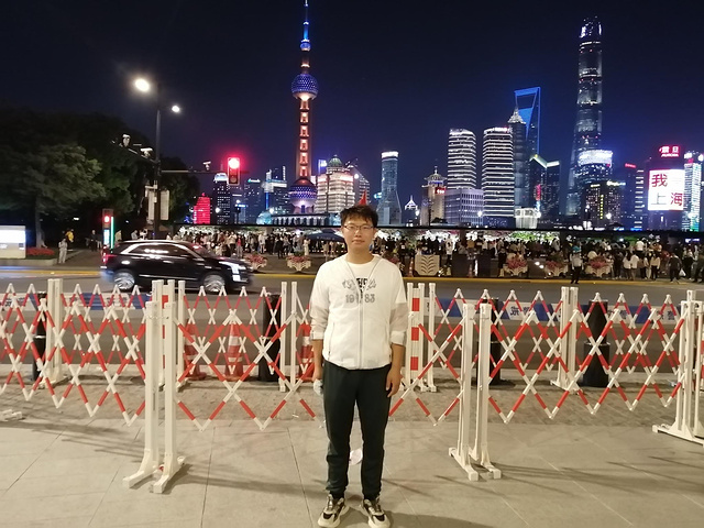 "...到船顶，找到最佳的观赏位置，看着江边两岸的景色，一面是陆家嘴的高楼大厦，一面是外滩的外国建筑群_黄浦江"的评论图片