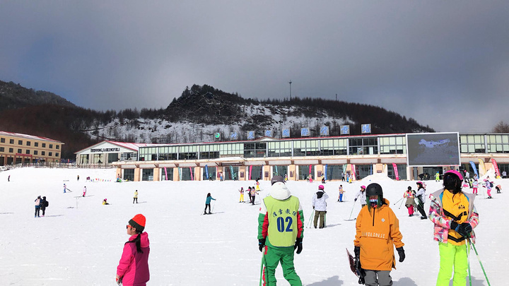 "1-滑雪需要行装与护具，这些都可以在去哪儿里购买套票（门票+滑雪具+全套滑雪装备）绿茶跟野菊花不错_神农架国际滑雪场"的评论图片
