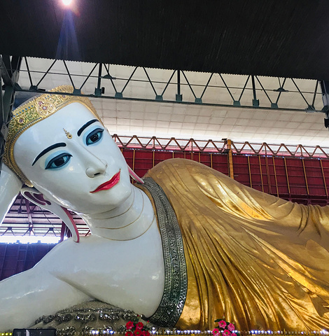 "乔达基卧佛寺供奉的巨型卧佛像身长20米，肌肤光滑如玉，神态慈悲安详，双脚底刻有精致的图案，象征..._乔达基卧佛寺"的评论图片