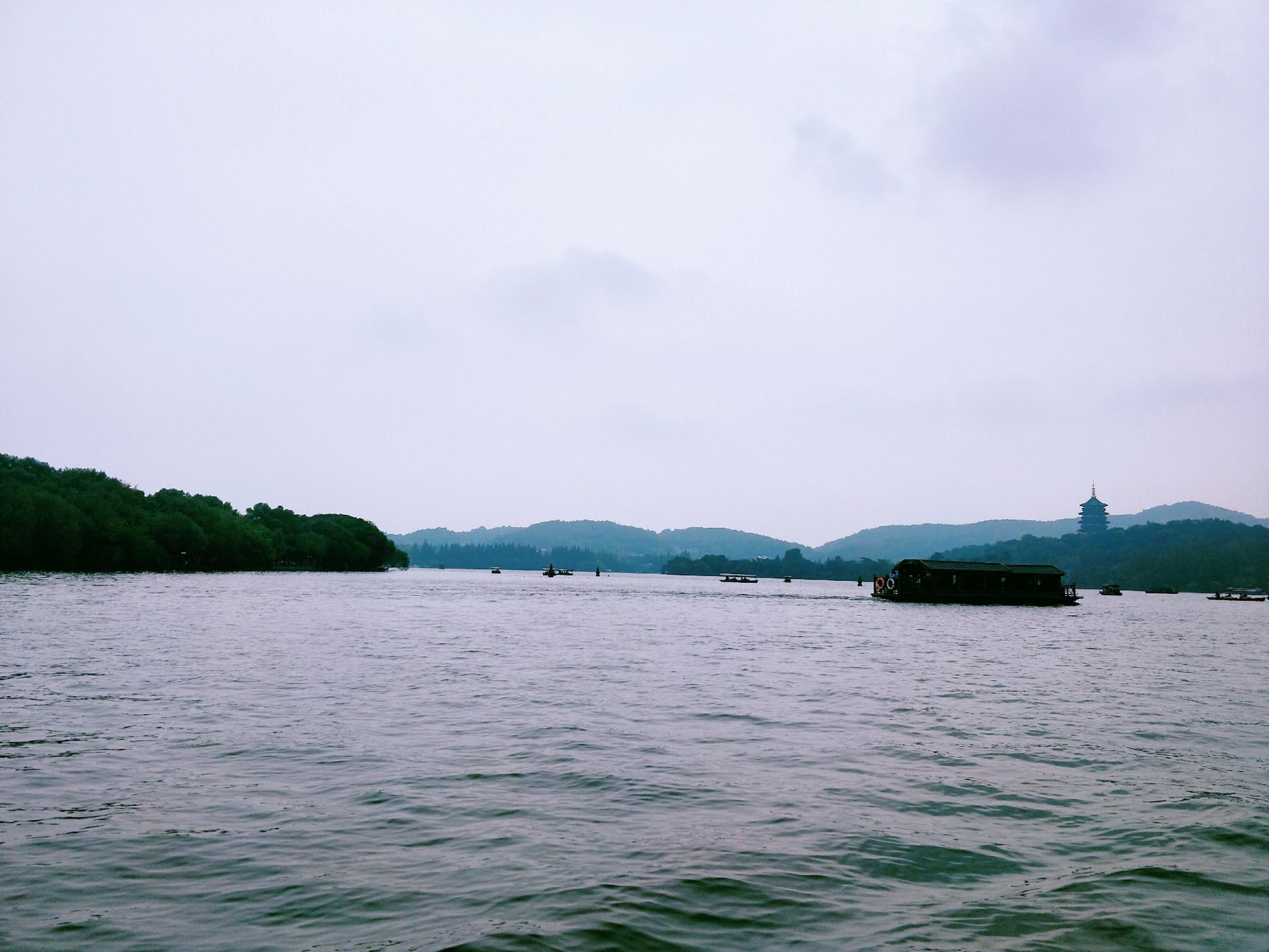 堤上游客真的非常多,比较吵,我还是建议游船,可以