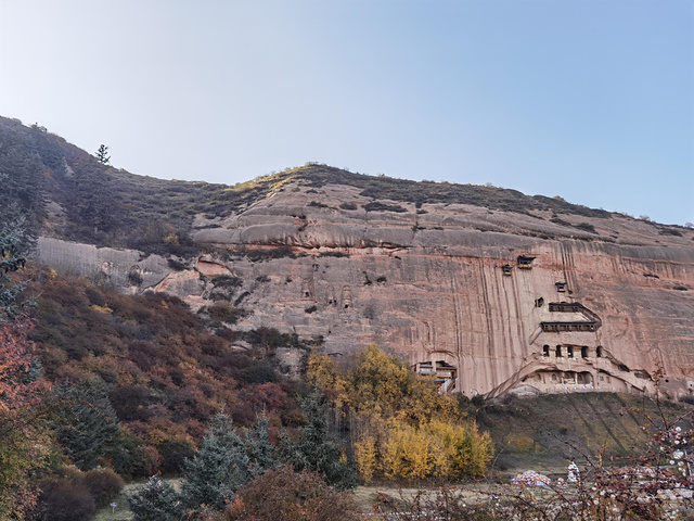 "下午是马蹄寺，一个小众一点的景点，寺庙建在悬崖壁上，没有太多的游客整个就散发着一种遗世而独立的气质_马蹄生态文化旅游区"的评论图片
