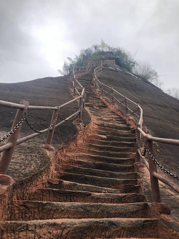 是陽元山,另一邊的主要景點是陰元石,至於這一陽一陰,就是形似……不