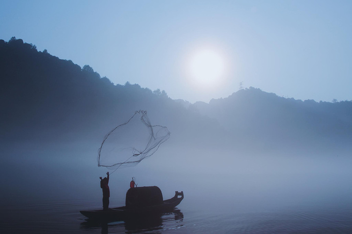 "迷雾小东江的美景更是让无数的摄影爱好者从凌晨4点多便开始默默地在栈道边等候。【最佳游玩时间】4月_雾漫小东江"的评论图片