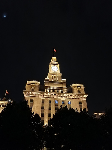 "...到船顶，找到最佳的观赏位置，看着江边两岸的景色，一面是陆家嘴的高楼大厦，一面是外滩的外国建筑群_黄浦江"的评论图片