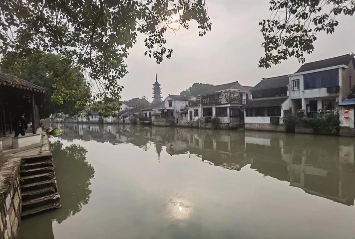 "是拍摄对面白墙黛瓦民居和秦峰塔的最佳角度，站在古石桥上，是遥看“小桥、流水、人家”江南风貌的最佳方位_千灯古镇"的评论图片