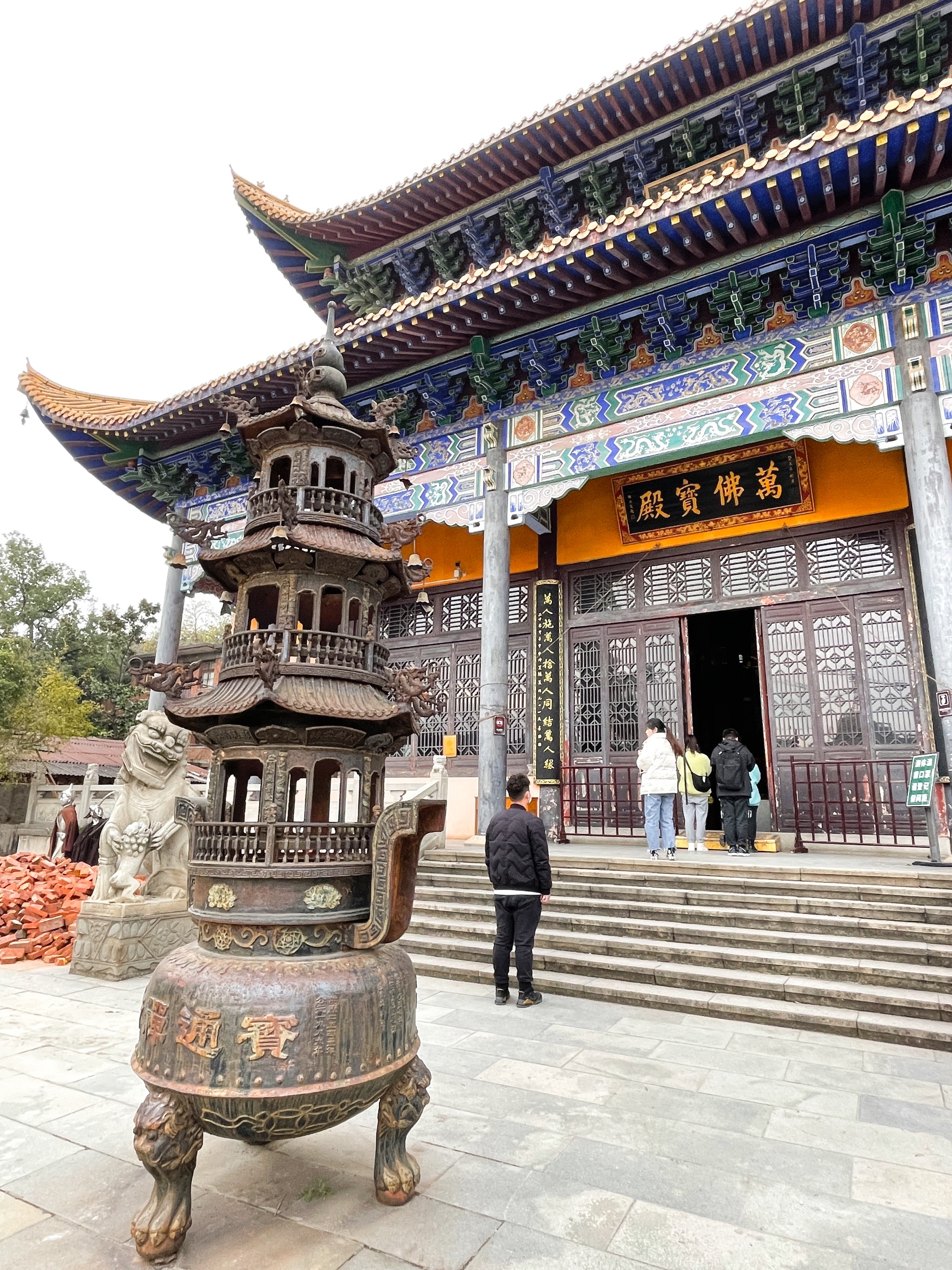 据史料宝通寺志记载宝通禅寺始建于南朝刘宋年间公元420479年距今已有