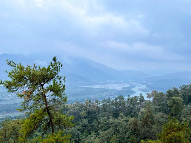 "...到都江堰景区，一定要登上玉垒阁，体验一下在最高的视角观赏都江堰的雄伟壮观，一定会有不一样的感觉_玉垒阁"的评论图片