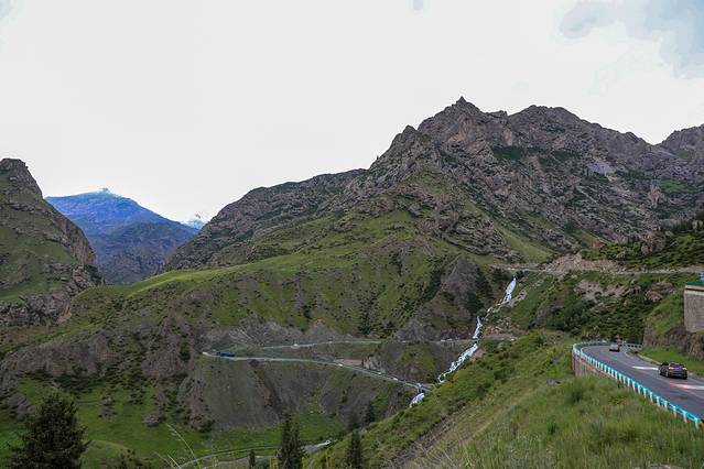 独库公路纪念碑