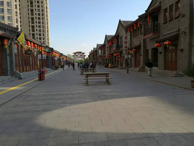 "双街古镇位于天津市北辰区北运河的河畔,古街和身后的现代高楼相映成趣，游览的时间1_古镇双街"的评论图片