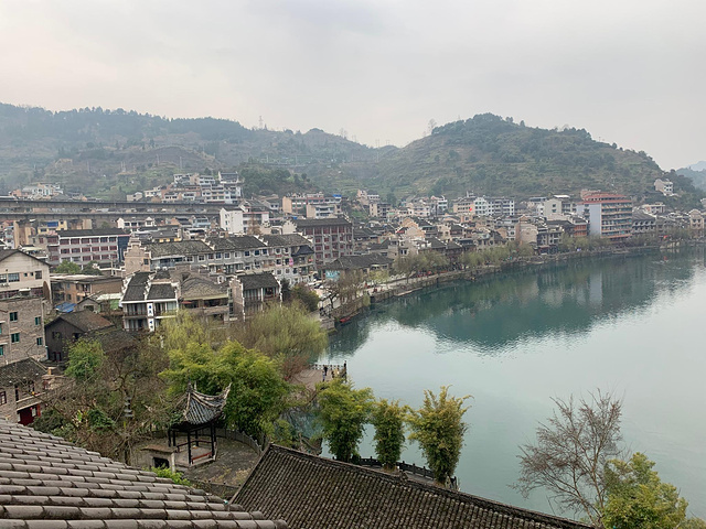 "住宿：最佳的观景美宿首推祝圣桥边的临河民宿，与舞阳河的碧波亲近之余，还能在晚上观赏璀璨的夜景_镇远古城"的评论图片