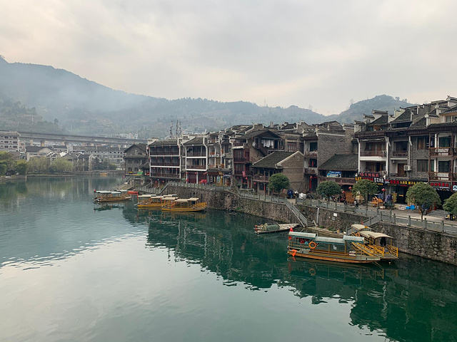 "住宿：最佳的观景美宿首推祝圣桥边的临河民宿，与舞阳河的碧波亲近之余，还能在晚上观赏璀璨的夜景_镇远古城"的评论图片