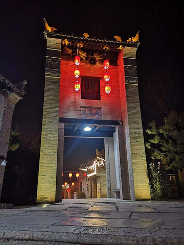 3袁家村夜景袁家村的夜景十分好看红灯笼挂满了整个村落街道门票免费