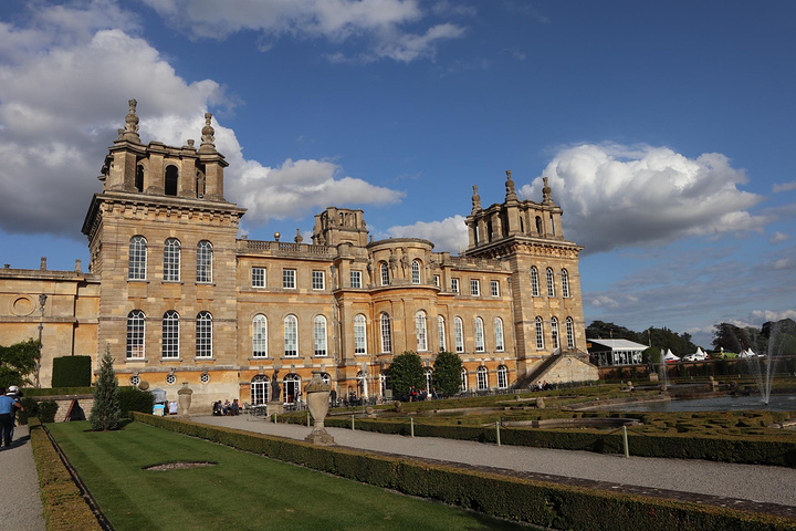 庄园后花园看两边园艺对称的结构可以知道庄园非常注重风水但朝向与