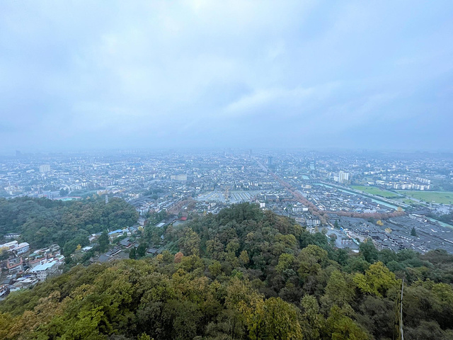 "...到都江堰景区，一定要登上玉垒阁，体验一下在最高的视角观赏都江堰的雄伟壮观，一定会有不一样的感觉_玉垒阁"的评论图片