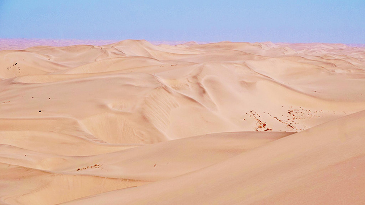 "但滑沙又不如过山车刺激，因为速度不像过山车这么快。沙漠因为人烟罕至，沙粒非常非常干净且柔软_塔克拉玛干沙漠"的评论图片