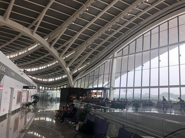 "桂林机场还是很大的。因为是17.30的飞机，所以先休息一会_两江国际机场"的评论图片