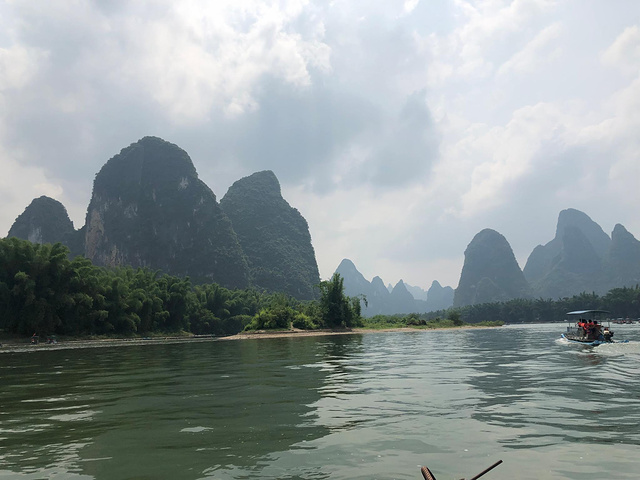 看到我们的笑容就代表着我们对漓江的钦羡这桂林的山水之美仿佛全给了