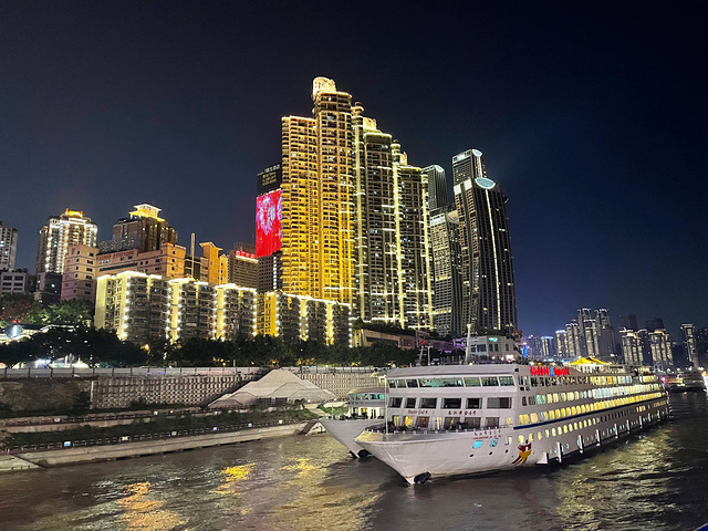 "记得去重庆一定一定要去坐船看夜景，要不我觉得都白去了。这是重庆新地标-来福士，这里是两江交汇处_朝天门码头"的评论图片