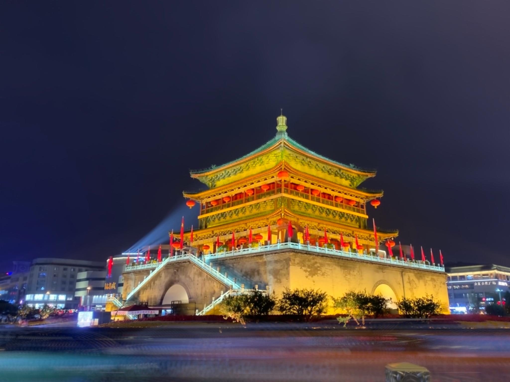 2023钟鼓楼广场游玩攻略,这仨人非要在遥远的西安来一...【去哪儿攻略