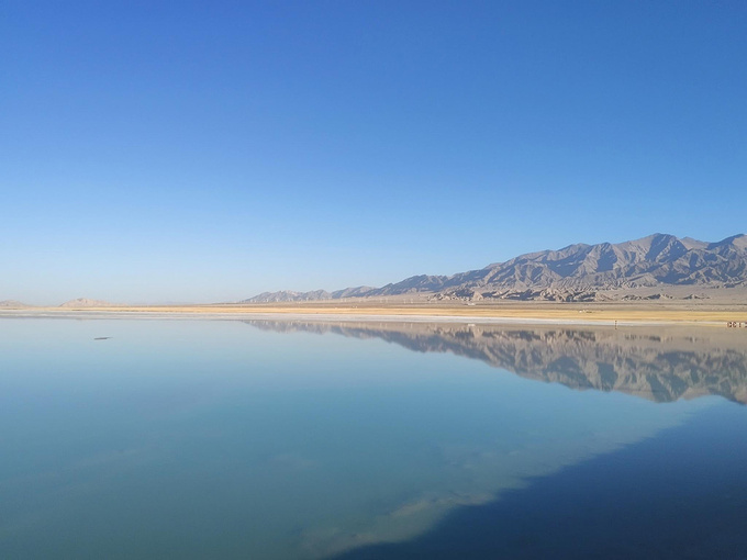 地處海拔三千餘米的高原鹽湖,鑲嵌在大柴旦的雪山高原之中,攝人心魄.