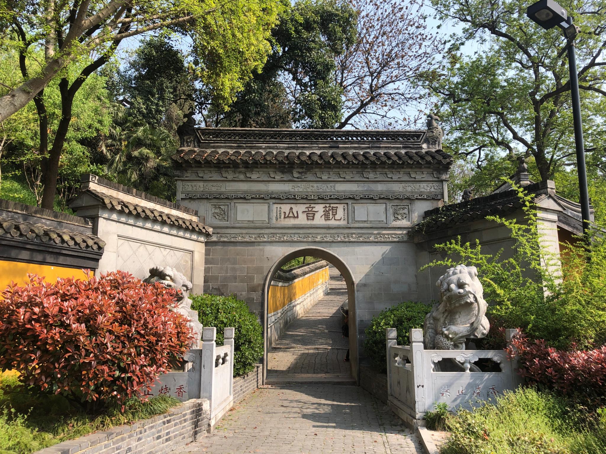 历史悠久风光秀丽的扬州有不少名胜古迹譬如瘦西湖何园个园东关街等等