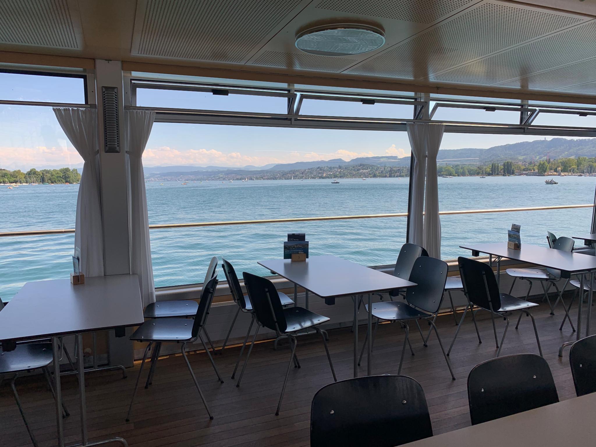 船上的窗户特别大也特别干净 可以坐在一层餐厅也可以坐在二层甲板上
