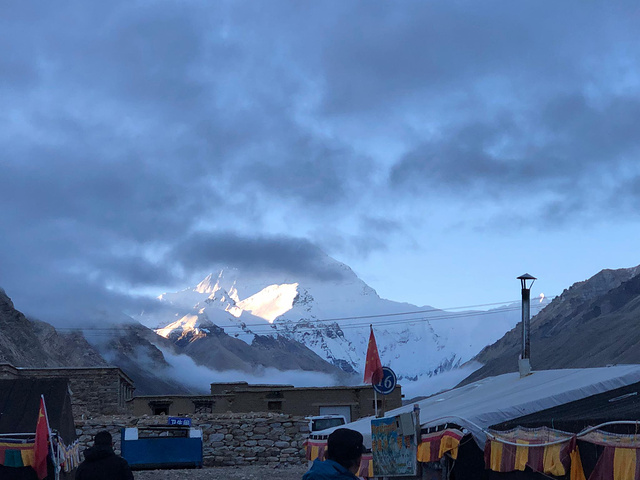 "上山前，拍到了整个大本营的帐篷，帐篷并没有特别的多，很容易旺季住不到哦_珠穆朗玛峰"的评论图片